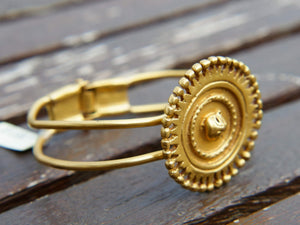 bracciale rigido inciso con disegni in stile maya azteco, classici simboli della cultura sud americana in argento placcato oro 24 kt. pezzo unico.  dimensioni h 4 cm, larghezza 7x6cm, peso 35 gr   per maggiori info, foto o dettagli contattare watshapp 0039 3338778241 mail info@etniko.it pinterest / facebook / instagram: etnikobycrosato