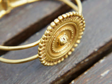 Carica l&#39;immagine nel visualizzatore di Gallery, bracciale rigido inciso con disegni in stile maya azteco, classici simboli della cultura sud americana in argento placcato oro 24 kt. pezzo unico.  dimensioni h 4 cm, larghezza 7x6cm, peso 35 gr   per maggiori info, foto o dettagli contattare watshapp 0039 3338778241 mail info@etniko.it pinterest / facebook / instagram: etnikobycrosato
