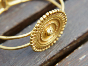 bracciale rigido inciso con disegni in stile maya azteco, classici simboli della cultura sud americana in argento placcato oro 24 kt. pezzo unico.  dimensioni h 4 cm, larghezza 7x6cm, peso 35 gr   per maggiori info, foto o dettagli contattare watshapp 0039 3338778241 mail info@etniko.it pinterest / facebook / instagram: etnikobycrosato