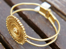 Carica l&#39;immagine nel visualizzatore di Gallery, bracciale rigido inciso con disegni in stile maya azteco, classici simboli della cultura sud americana in argento placcato oro 24 kt. pezzo unico.  dimensioni h 4 cm, larghezza 7x6cm, peso 35 gr   per maggiori info, foto o dettagli contattare watshapp 0039 3338778241 mail info@etniko.it pinterest / facebook / instagram: etnikobycrosato