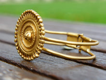 Carica l&#39;immagine nel visualizzatore di Gallery, bracciale rigido inciso con disegni in stile maya azteco, classici simboli della cultura sud americana in argento placcato oro 24 kt. pezzo unico.  dimensioni h 4 cm, larghezza 7x6cm, peso 35 gr   per maggiori info, foto o dettagli contattare watshapp 0039 3338778241 mail info@etniko.it pinterest / facebook / instagram: etnikobycrosato