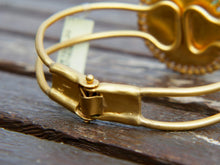 Carica l&#39;immagine nel visualizzatore di Gallery, bracciale rigido inciso con disegni in stile maya azteco, classici simboli della cultura sud americana in argento placcato oro 24 kt. pezzo unico.  dimensioni h 4 cm, larghezza 7x6cm, peso 35 gr   per maggiori info, foto o dettagli contattare watshapp 0039 3338778241 mail info@etniko.it pinterest / facebook / instagram: etnikobycrosato