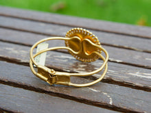 Carica l&#39;immagine nel visualizzatore di Gallery, bracciale rigido inciso con disegni in stile maya azteco, classici simboli della cultura sud americana in argento placcato oro 24 kt. pezzo unico.  dimensioni h 4 cm, larghezza 7x6cm, peso 35 gr   per maggiori info, foto o dettagli contattare watshapp 0039 3338778241 mail info@etniko.it pinterest / facebook / instagram: etnikobycrosato
