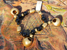 Carica l&#39;immagine nel visualizzatore di Gallery, bracciale in onice e pendagli in argento placcato oro 24 kt, stile maya azteco, classici simboli della cultura sud americana. pietre di prima qualità, colore omogeneo senza intrusioni. Pezzo unico. Disponibile anche collana e orecchini in abbinato.  lunghezza 19 cm, peso 36 gr 