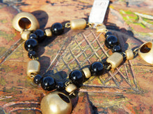 Carica l&#39;immagine nel visualizzatore di Gallery, bracciale in onice e pendagli in argento placcato oro 24 kt, stile maya azteco, classici simboli della cultura sud americana. pietre di prima qualità, colore omogeneo senza intrusioni. Pezzo unico. Disponibile anche collana e orecchini in abbinato.  lunghezza 19 cm, peso 36 gr 