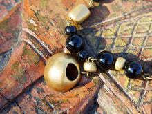 Carica l&#39;immagine nel visualizzatore di Gallery, bracciale in onice e pendagli in argento placcato oro 24 kt, stile maya azteco, classici simboli della cultura sud americana. pietre di prima qualità, colore omogeneo senza intrusioni. Pezzo unico. Disponibile anche collana e orecchini in abbinato.  lunghezza 19 cm, peso 36 gr 