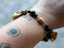 Carica l&#39;immagine nel visualizzatore di Gallery, bracciale in onice e pendagli in argento placcato oro 24 kt, stile maya azteco, classici simboli della cultura sud americana. pietre di prima qualità, colore omogeneo senza intrusioni. Pezzo unico. Disponibile anche collana e orecchini in abbinato.  lunghezza 19 cm, peso 36 gr 