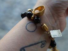 Carica l&#39;immagine nel visualizzatore di Gallery, bracciale in onice e pendagli in argento placcato oro 24 kt, stile maya azteco, classici simboli della cultura sud americana. pietre di prima qualità, colore omogeneo senza intrusioni. Pezzo unico. Disponibile anche collana e orecchini in abbinato.  lunghezza 19 cm, peso 36 gr 