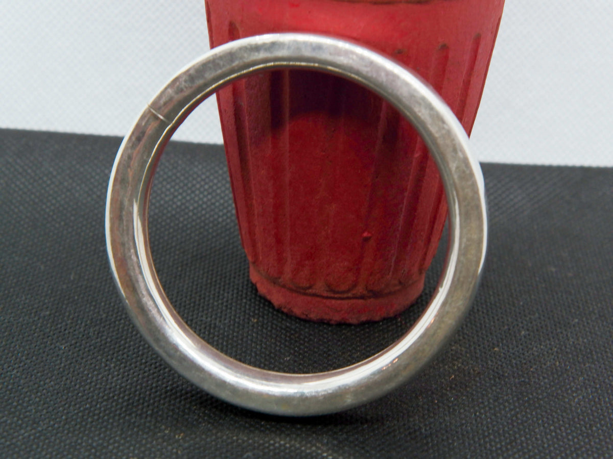 Inquadratura laterale che mostra lo spessore e le dimensioni del bracciale rigido cod.BRACRIG