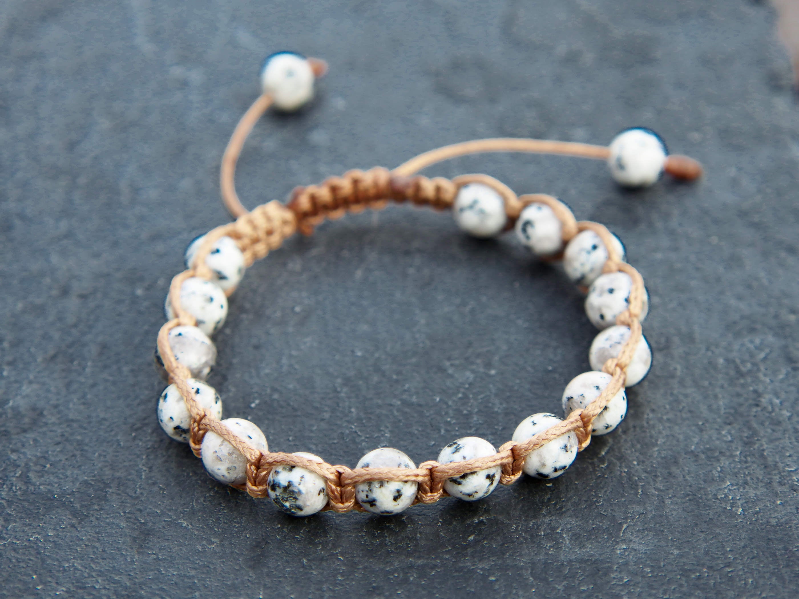 Bracciale intrecciato in pietre naturali indossato al polso, modello etnico cod.BRAC13