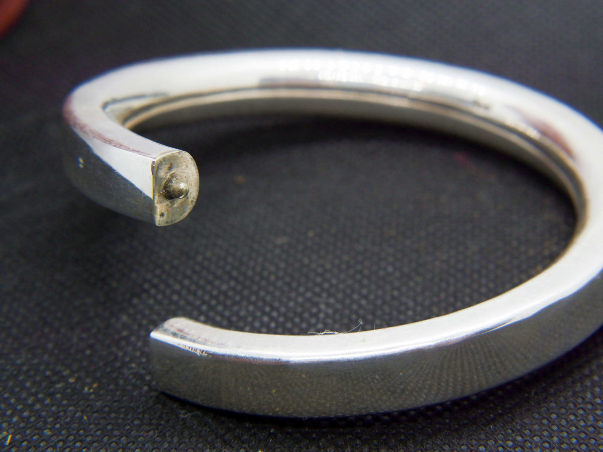 Primo piano del meccanismo di apertura e chiusura del bracciale rigido in argento cod.BRACRIG.