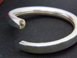 Primo piano del meccanismo di apertura e chiusura del bracciale rigido in argento cod.BRACRIG.