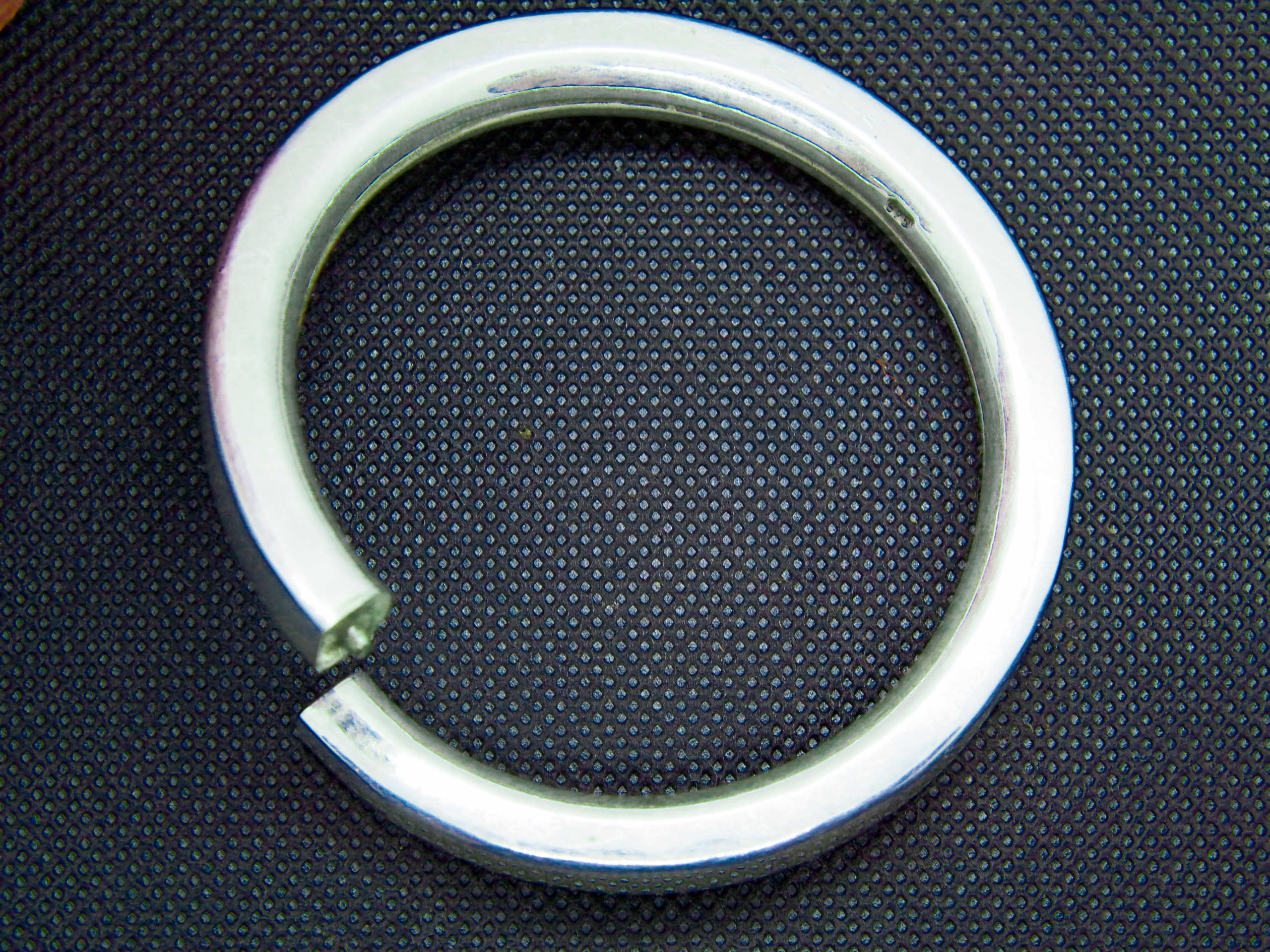 Bracciale rigido artigianale in argento con sistema di apertura e chiusura, codice BRACRIG.
