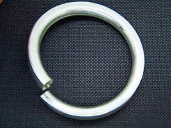Bracciale rigido artigianale in argento con sistema di apertura e chiusura, codice BRACRIG.