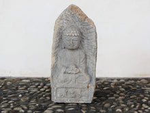 Carica l&#39;immagine nel visualizzatore di Gallery, cultura statua buddha in pietra, proveniente dalla Cina. pezzo unico lavorato artigianalmente.  dimensioni 25x14 h58 cm