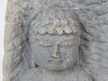 Carica l&#39;immagine nel visualizzatore di Gallery, cultura statua buddha in pietra, proveniente dalla Cina. pezzo unico lavorato artigianalmente.  dimensioni 25x14 h58 cm
