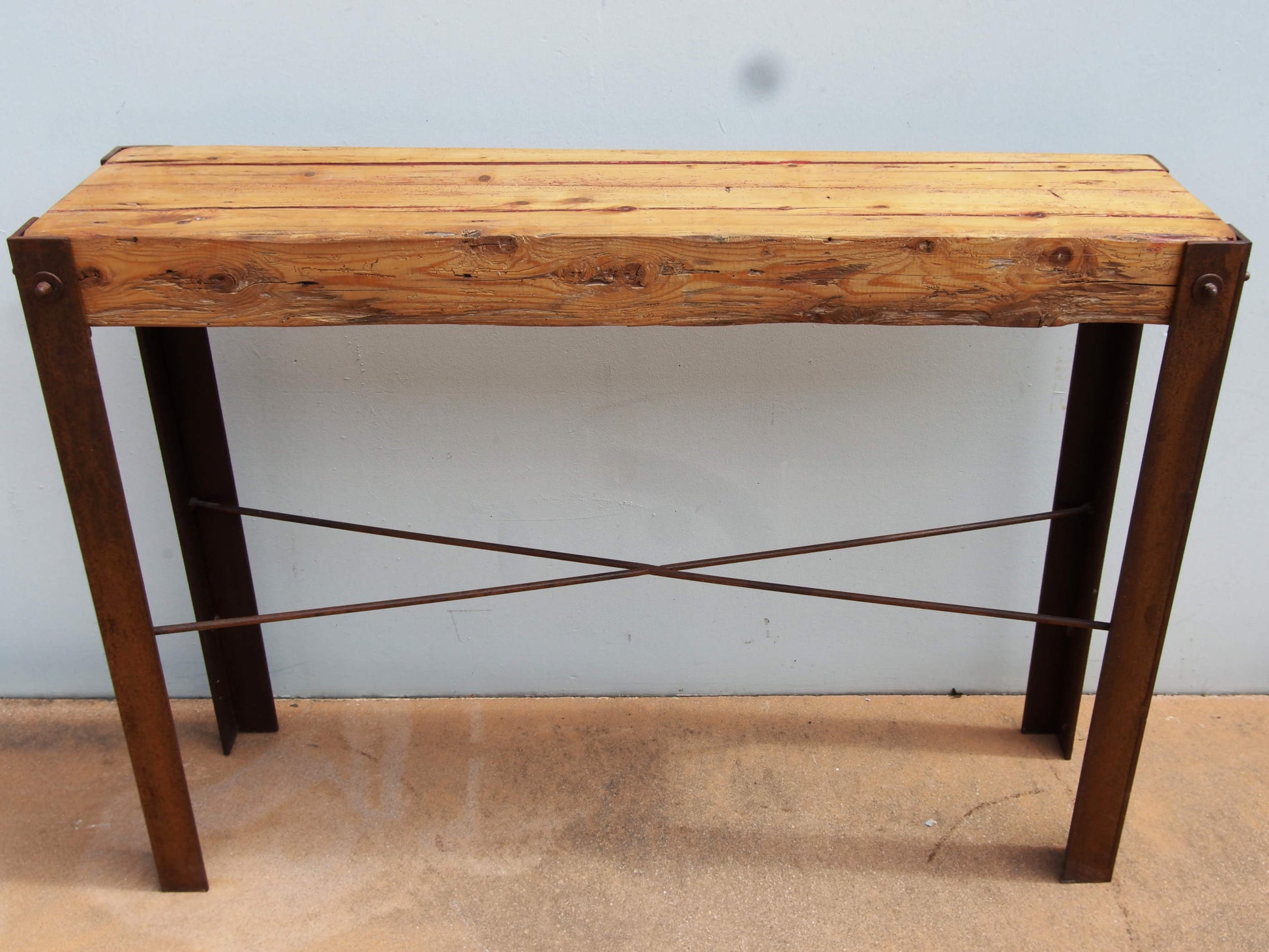 Consolle realizzata artigianalmente con l'utilizzo di vecchie travature in pino e ferro corten.  Dimensioni 130x38 h90cm   per info ed ulteriori foto 0039 3338778241 info@etniko.it facebook / instagram : etnikobycrosato