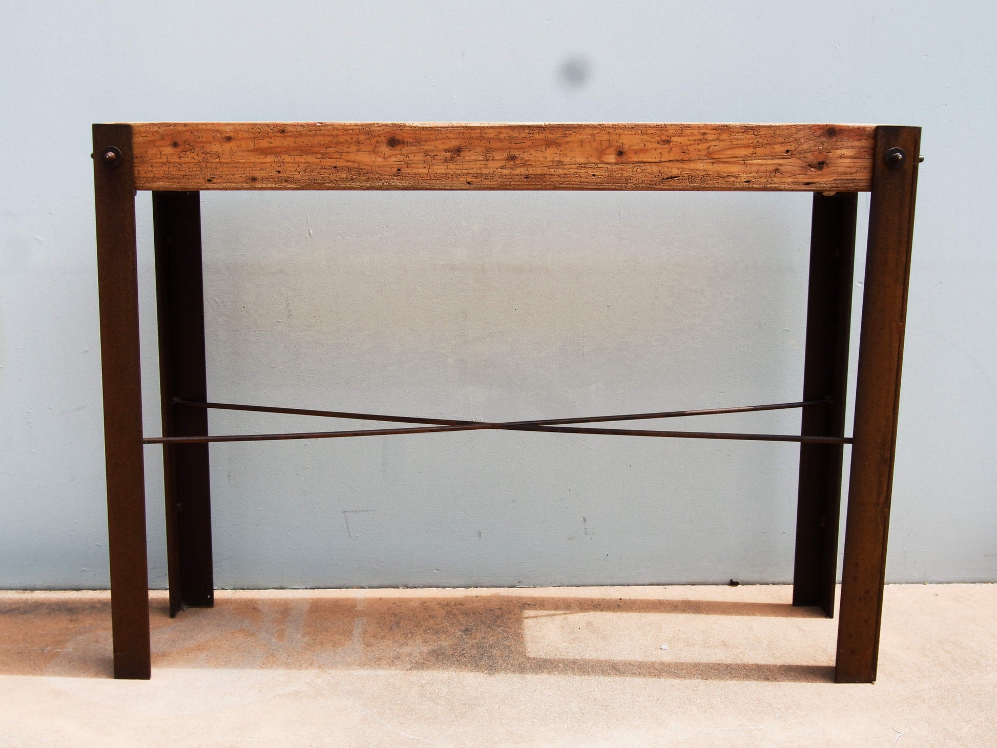 Consolle realizzata artigianalmente con l'utilizzo di vecchie travature in pino e ferro corten.  Dimensioni 130x38 h90cm   per info ed ulteriori foto 0039 3338778241 info@etniko.it facebook / instagram : etnikobycrosato