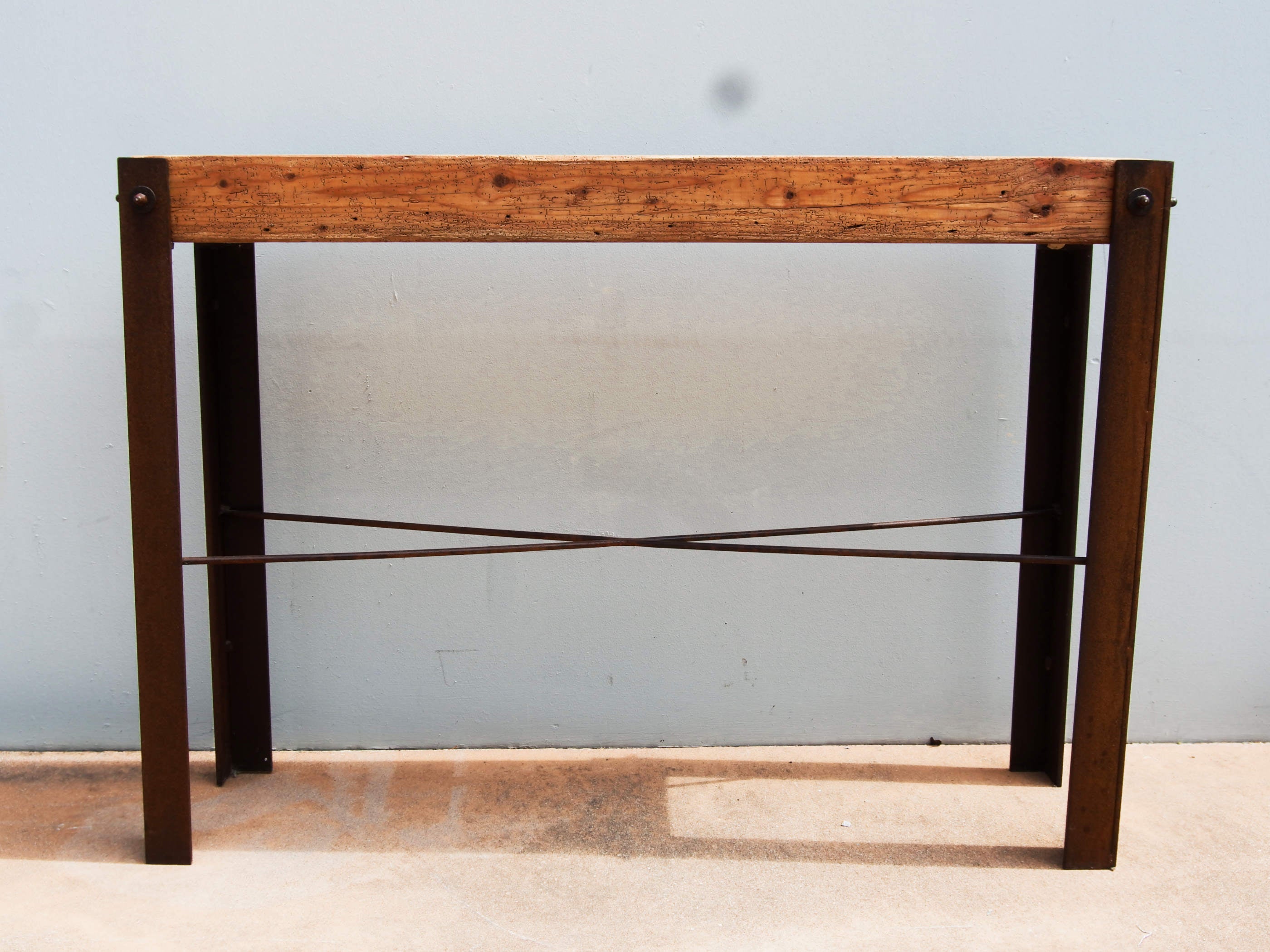Consolle realizzata artigianalmente con l'utilizzo di vecchie travature in pino e ferro corten.  Dimensioni 130x38 h90cm   per info ed ulteriori foto 0039 3338778241 info@etniko.it facebook / instagram : etnikobycrosato