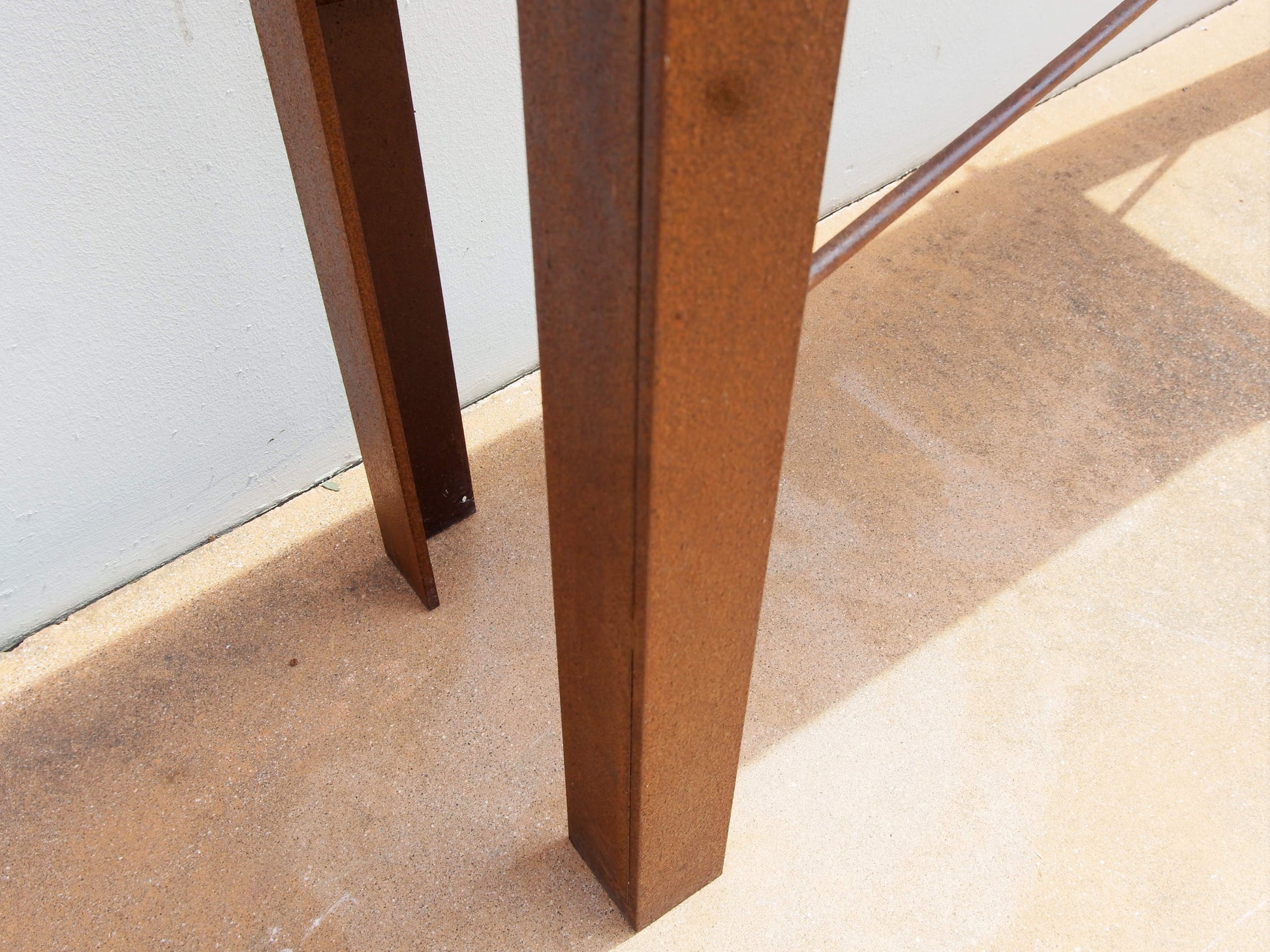Consolle realizzata artigianalmente con l'utilizzo di vecchie travature in pino e ferro corten.  Dimensioni 130x38 h90cm   per info ed ulteriori foto 0039 3338778241 info@etniko.it facebook / instagram : etnikobycrosato
