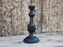Carica l&#39;immagine nel visualizzatore di Gallery, Candelabro in legno di teak inciso e dipinto, ricavato da un unico tronco di teak.  Dimensioni base diametro 17, foro per candela diametro 5.5cm, h 39 cm.   per ulteriori info o foto mail info@etniko.it whatsapp 0039 3338778241 etsy / ig / fb : etnikobycrosato