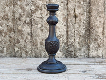 Carica l&#39;immagine nel visualizzatore di Gallery, Candelabro in legno di teak inciso e dipinto, ricavato da un unico tronco di teak.  Dimensioni base diametro 17, foro per candela diametro 5.5cm, h 39 cm.   per ulteriori info o foto mail info@etniko.it whatsapp 0039 3338778241 etsy / ig / fb : etnikobycrosato