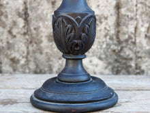 Carica l&#39;immagine nel visualizzatore di Gallery, Candelabro in legno di teak inciso e dipinto, ricavato da un unico tronco di teak.  Dimensioni base diametro 17, foro per candela diametro 5.5cm, h 39 cm.   per ulteriori info o foto mail info@etniko.it whatsapp 0039 3338778241 etsy / ig / fb : etnikobycrosato