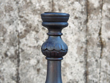 Carica l&#39;immagine nel visualizzatore di Gallery, Candelabro in legno di teak inciso e dipinto, ricavato da un unico tronco di teak.  Dimensioni base diametro 17, foro per candela diametro 5.5cm, h 39 cm.   per ulteriori info o foto mail info@etniko.it whatsapp 0039 3338778241 etsy / ig / fb : etnikobycrosato
