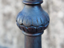 Carica l&#39;immagine nel visualizzatore di Gallery, Candelabro in legno di teak inciso e dipinto, ricavato da un unico tronco di teak.  Dimensioni base diametro 17, foro per candela diametro 5.5cm, h 39 cm.   per ulteriori info o foto mail info@etniko.it whatsapp 0039 3338778241 etsy / ig / fb : etnikobycrosato
