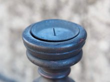 Carica l&#39;immagine nel visualizzatore di Gallery, Candelabro in legno di teak inciso e dipinto, ricavato da un unico tronco di teak.  Dimensioni base diametro 17, foro per candela diametro 5.5cm, h 39 cm.   per ulteriori info o foto mail info@etniko.it whatsapp 0039 3338778241 etsy / ig / fb : etnikobycrosato