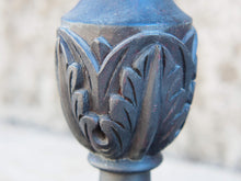 Carica l&#39;immagine nel visualizzatore di Gallery, Candelabro in legno di teak inciso e dipinto, ricavato da un unico tronco di teak.  Dimensioni base diametro 17, foro per candela diametro 5.5cm, h 39 cm.   per ulteriori info o foto mail info@etniko.it whatsapp 0039 3338778241 etsy / ig / fb : etnikobycrosato