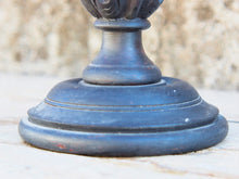 Carica l&#39;immagine nel visualizzatore di Gallery, Candelabro in legno di teak inciso e dipinto, ricavato da un unico tronco di teak.  Dimensioni base diametro 17, foro per candela diametro 5.5cm, h 39 cm.   per ulteriori info o foto mail info@etniko.it whatsapp 0039 3338778241 etsy / ig / fb : etnikobycrosato