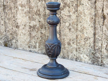 Carica l&#39;immagine nel visualizzatore di Gallery, Candelabro in legno di teak inciso e dipinto, ricavato da un unico tronco di teak.  Dimensioni base diametro 17, foro per candela diametro 5.5cm, h 39 cm.   per ulteriori info o foto mail info@etniko.it whatsapp 0039 3338778241 etsy / ig / fb : etnikobycrosato