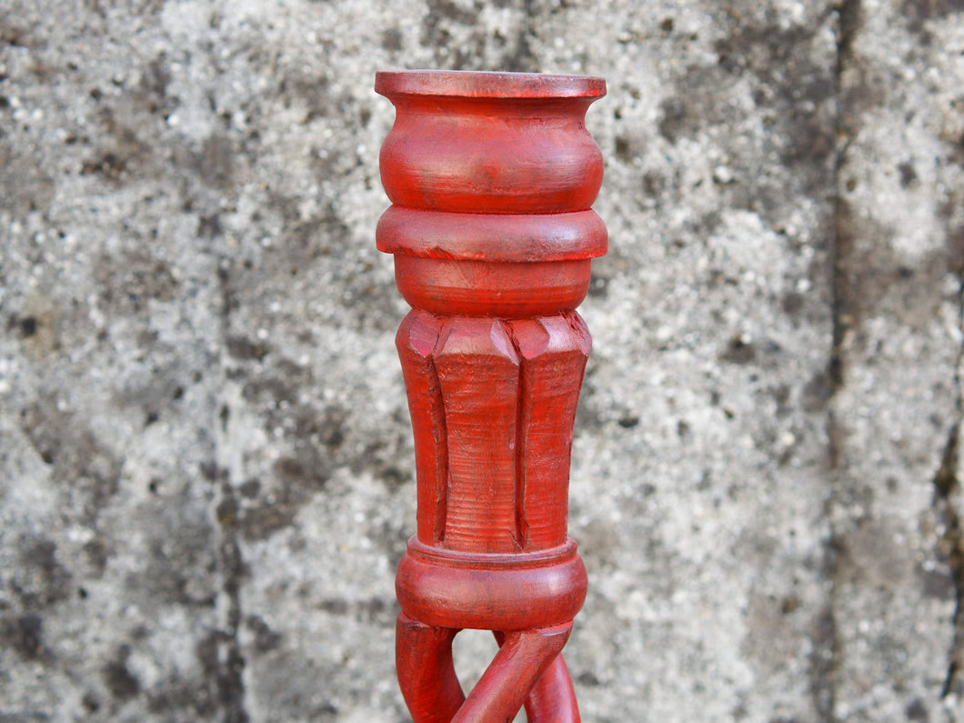 Candelabro in legno di teak dipinto, ricavato da un unico tronco di teak.  Dimensioni base diametro 16, base per candela diametro 7 cm, h 50 cm.  per ulteriori info o foto mail info@etniko.it whatsapp 0039 3338778241 etsy / ig / fb : etnikobycrosato