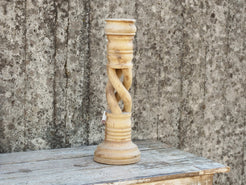 Candelabro in legno di teak ricavato da un unico tronco di teak.  Dimensioni base diametro 16, base per candela diametro 8 cm, h 51 cm.   per ulteriori info o foto mail info@etniko.it whatsapp 0039 3338778241 etsy / ig / fb : etnikobycrosato