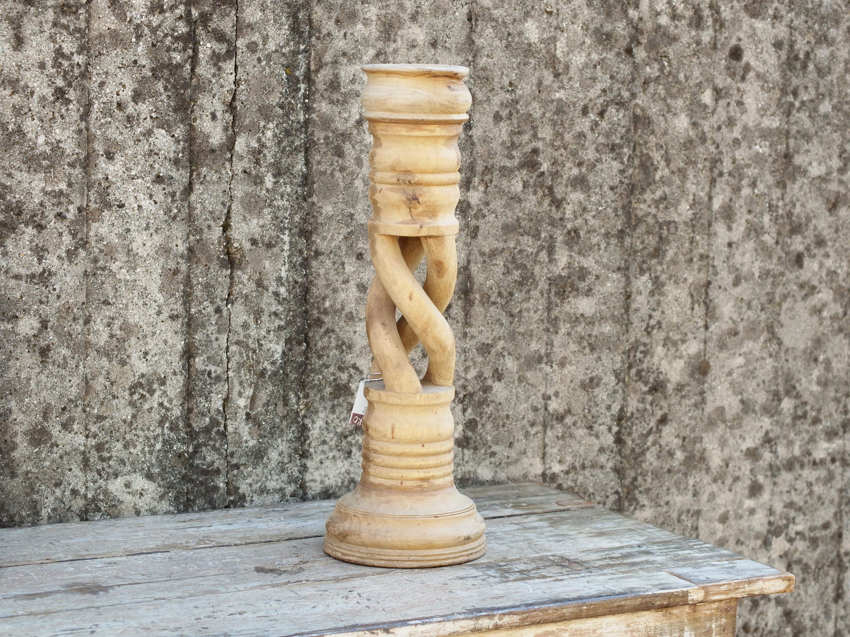 Candelabro in legno di teak ricavato da un unico tronco di teak.  Dimensioni base diametro 16, base per candela diametro 8 cm, h 51 cm.   per ulteriori info o foto mail info@etniko.it whatsapp 0039 3338778241 etsy / ig / fb : etnikobycrosato