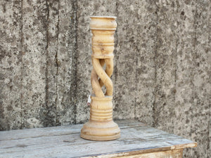 Candelabro in legno di teak ricavato da un unico tronco di teak.  Dimensioni base diametro 16, base per candela diametro 8 cm, h 51 cm.   per ulteriori info o foto mail info@etniko.it whatsapp 0039 3338778241 etsy / ig / fb : etnikobycrosato