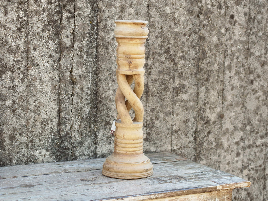 Candelabro in legno di teak ricavato da un unico tronco di teak.  Dimensioni base diametro 16, base per candela diametro 8 cm, h 51 cm.   per ulteriori info o foto mail info@etniko.it whatsapp 0039 3338778241 etsy / ig / fb : etnikobycrosato