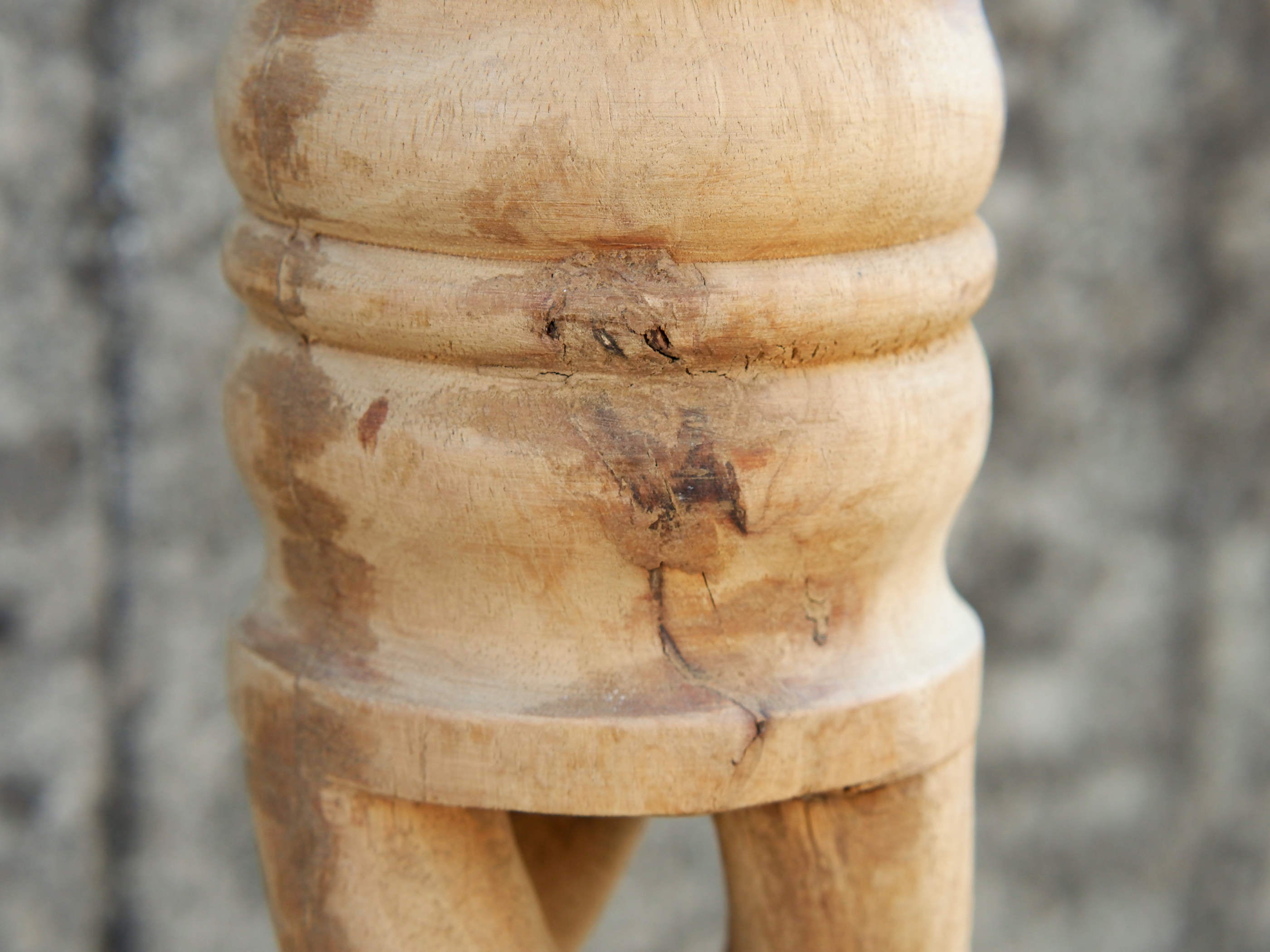 Candelabro in legno di teak ricavato da un unico tronco di teak.  Dimensioni base diametro 16, base per candela diametro 8 cm, h 51 cm.   per ulteriori info o foto mail info@etniko.it whatsapp 0039 3338778241 etsy / ig / fb : etnikobycrosato