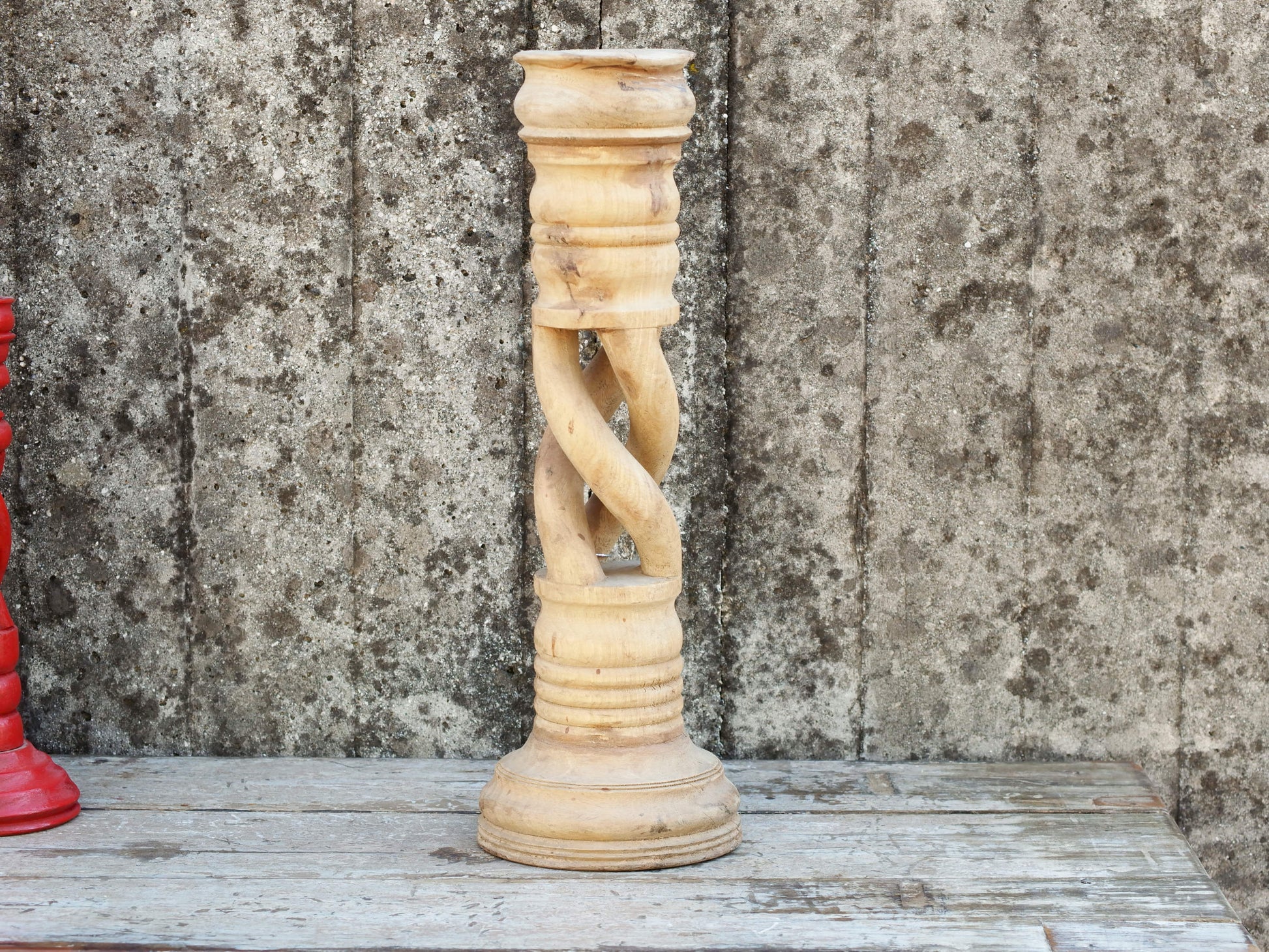 Candelabro in legno di teak ricavato da un unico tronco di teak.  Dimensioni base diametro 16, base per candela diametro 8 cm, h 51 cm.   per ulteriori info o foto mail info@etniko.it whatsapp 0039 3338778241 etsy / ig / fb : etnikobycrosato
