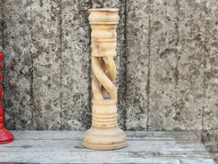 Candelabro in legno di teak ricavato da un unico tronco di teak.  Dimensioni base diametro 16, base per candela diametro 8 cm, h 51 cm.   per ulteriori info o foto mail info@etniko.it whatsapp 0039 3338778241 etsy / ig / fb : etnikobycrosato