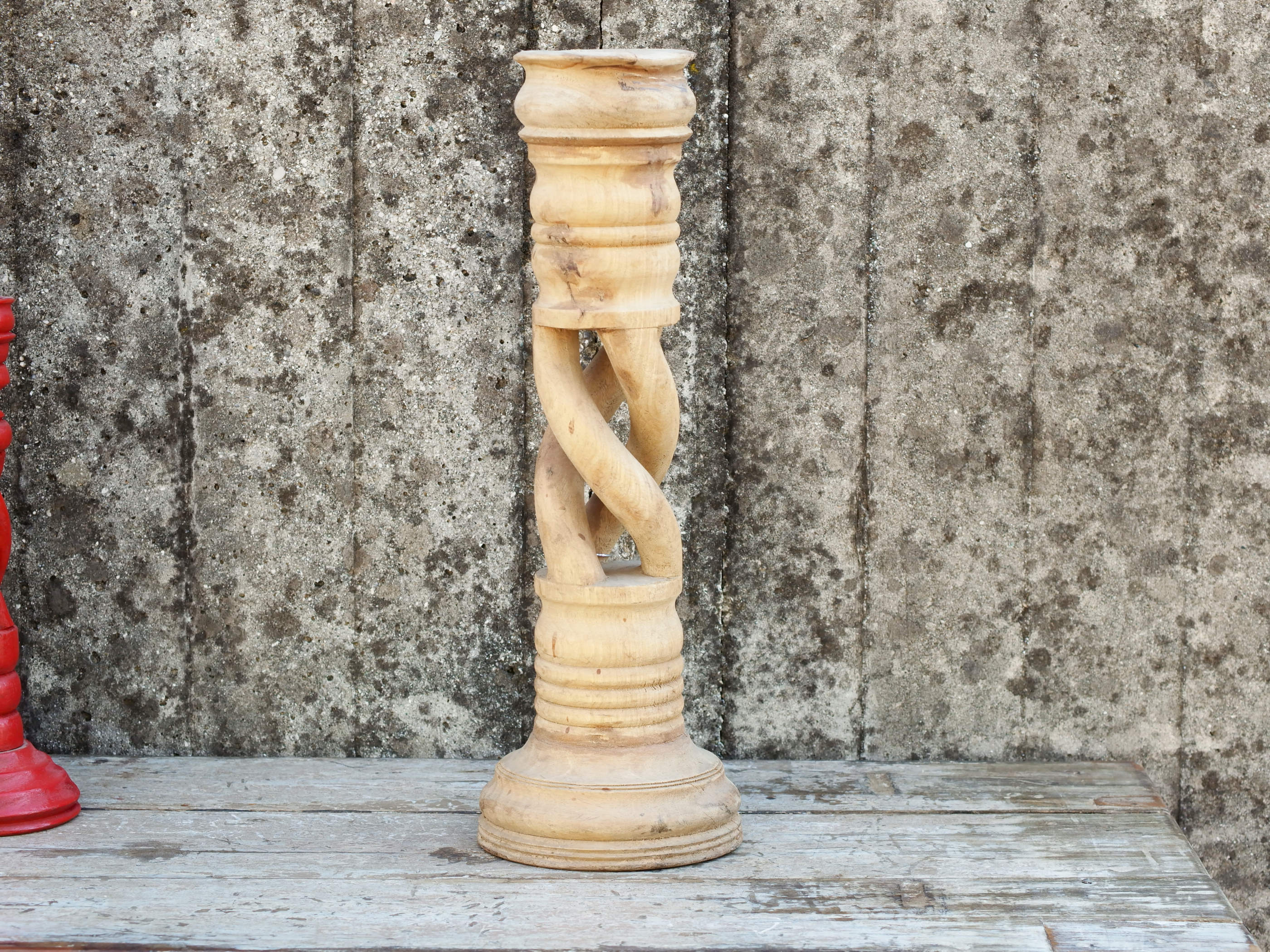 Candelabro in legno di teak ricavato da un unico tronco di teak.  Dimensioni base diametro 16, base per candela diametro 8 cm, h 51 cm.   per ulteriori info o foto mail info@etniko.it whatsapp 0039 3338778241 etsy / ig / fb : etnikobycrosato