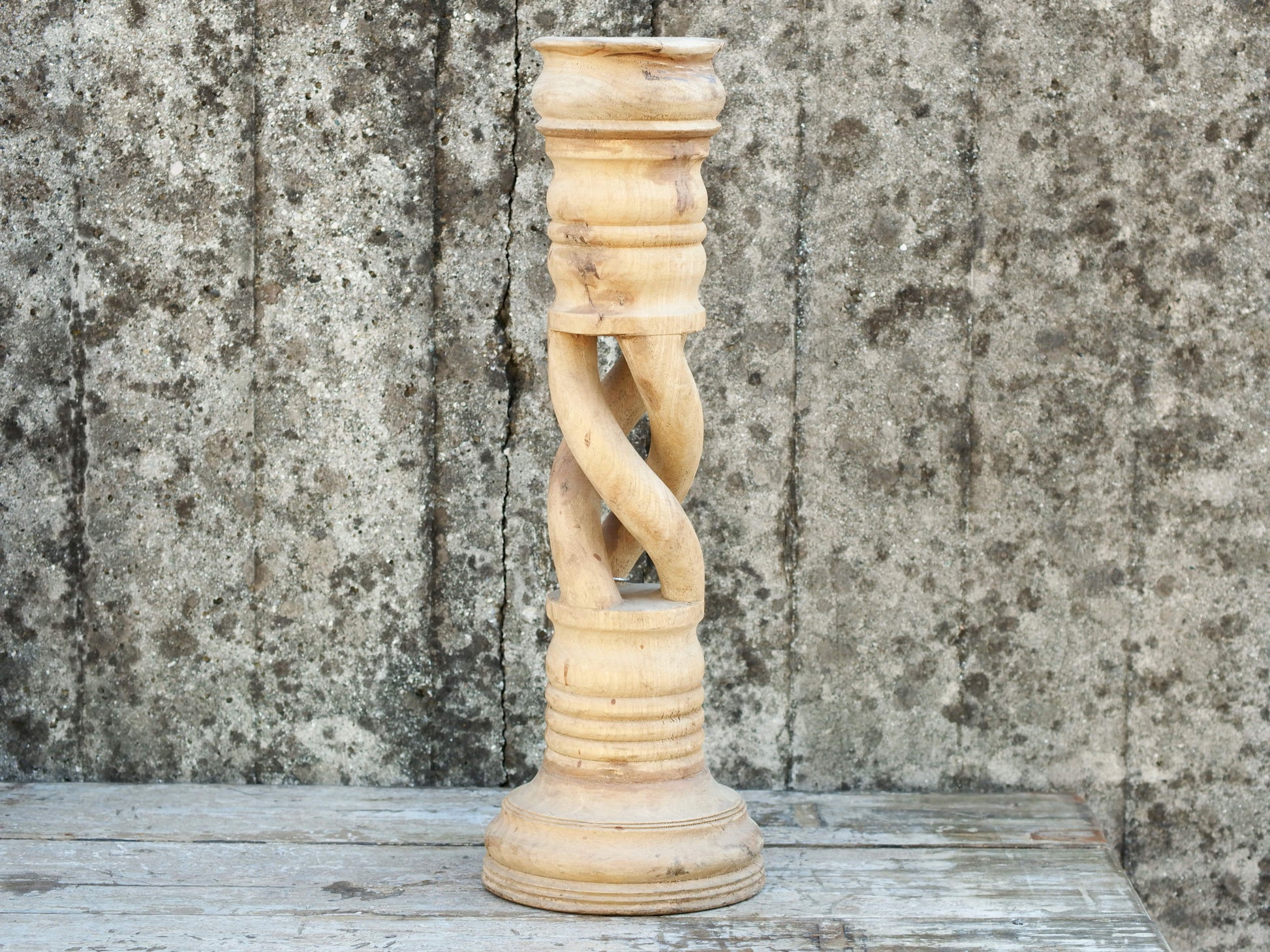 Candelabro in legno di teak ricavato da un unico tronco di teak.  Dimensioni base diametro 16, base per candela diametro 8 cm, h 51 cm.   per ulteriori info o foto mail info@etniko.it whatsapp 0039 3338778241 etsy / ig / fb : etnikobycrosato