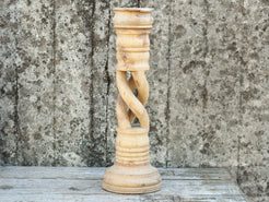 Candelabro in legno di teak ricavato da un unico tronco di teak.  Dimensioni base diametro 16, base per candela diametro 8 cm, h 51 cm.   per ulteriori info o foto mail info@etniko.it whatsapp 0039 3338778241 etsy / ig / fb : etnikobycrosato