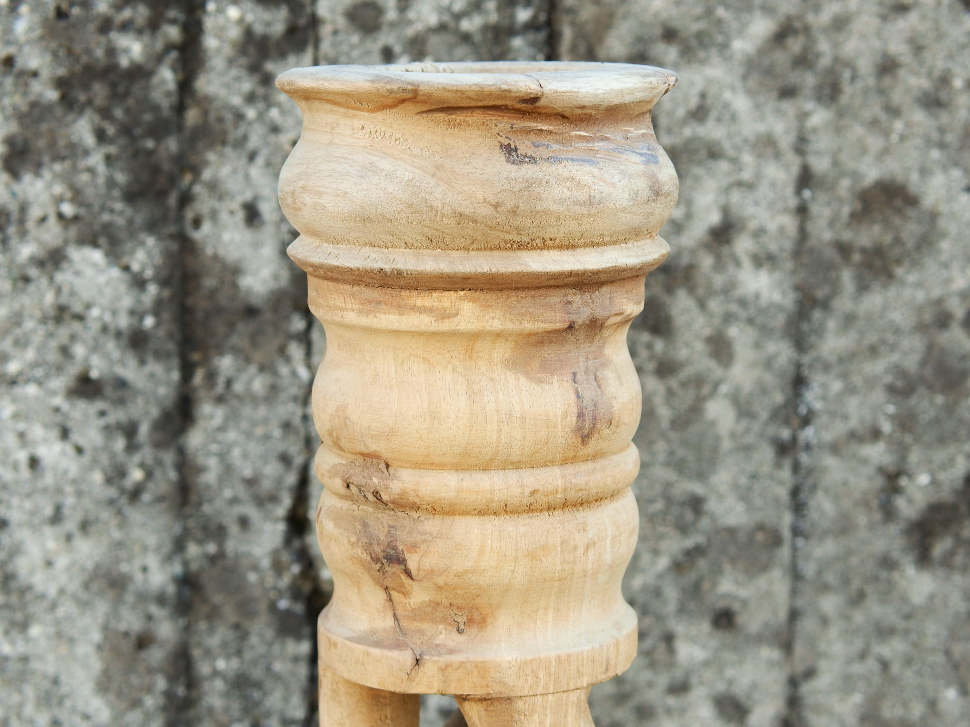 Candelabro in legno di teak ricavato da un unico tronco di teak.  Dimensioni base diametro 16, base per candela diametro 8 cm, h 51 cm.   per ulteriori info o foto mail info@etniko.it whatsapp 0039 3338778241 etsy / ig / fb : etnikobycrosato