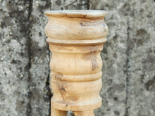 Carica l&#39;immagine nel visualizzatore di Gallery, Candelabro in legno di teak ricavato da un unico tronco di teak.  Dimensioni base diametro 16, base per candela diametro 8 cm, h 51 cm.   per ulteriori info o foto mail info@etniko.it whatsapp 0039 3338778241 etsy / ig / fb : etnikobycrosato
