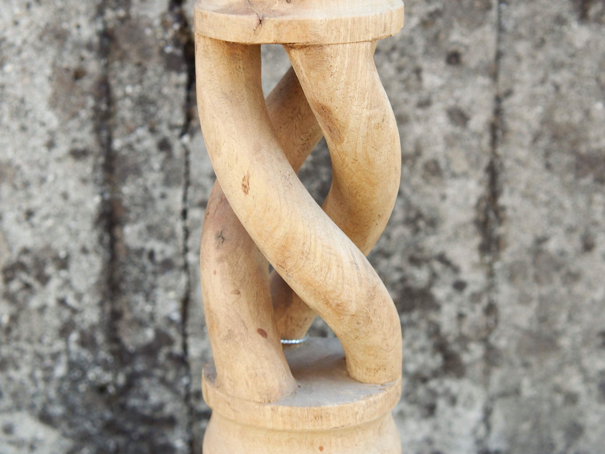 Candelabro in legno di teak ricavato da un unico tronco di teak.  Dimensioni base diametro 16, base per candela diametro 8 cm, h 51 cm.   per ulteriori info o foto mail info@etniko.it whatsapp 0039 3338778241 etsy / ig / fb : etnikobycrosato
