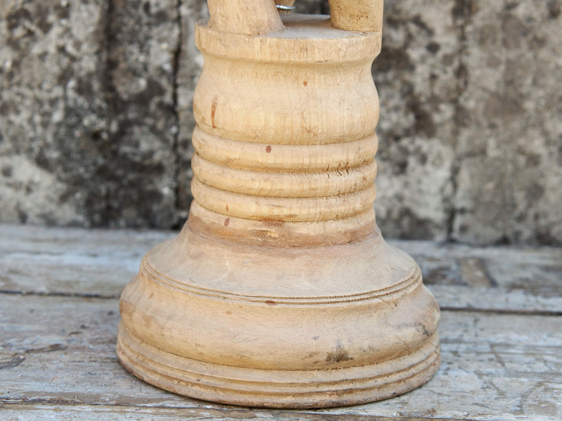 Candelabro in legno di teak ricavato da un unico tronco di teak.  Dimensioni base diametro 16, base per candela diametro 8 cm, h 51 cm.   per ulteriori info o foto mail info@etniko.it whatsapp 0039 3338778241 etsy / ig / fb : etnikobycrosato
