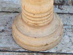 Candelabro in legno di teak ricavato da un unico tronco di teak.  Dimensioni base diametro 16, base per candela diametro 8 cm, h 51 cm.   per ulteriori info o foto mail info@etniko.it whatsapp 0039 3338778241 etsy / ig / fb : etnikobycrosato
