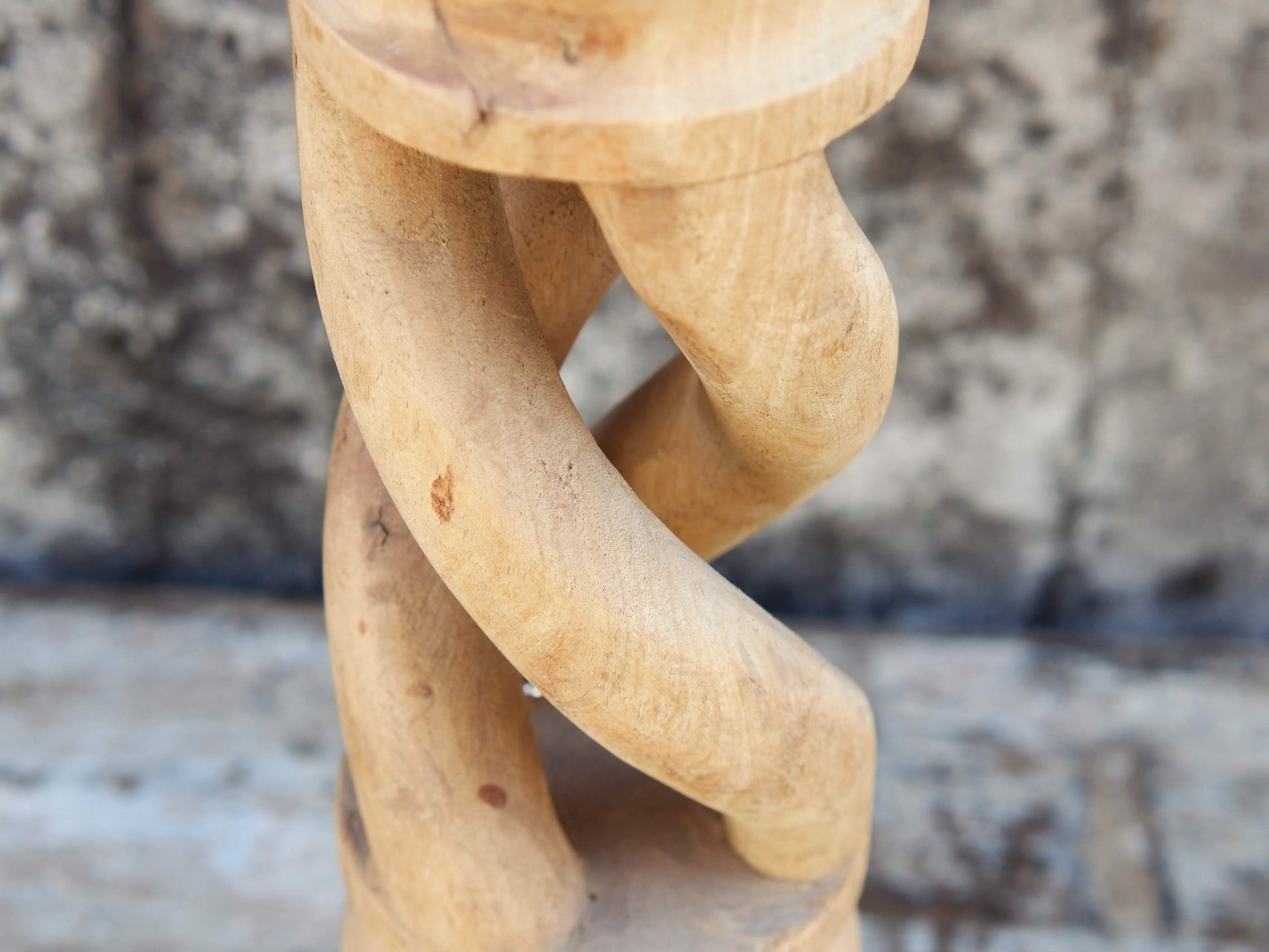 Candelabro in legno di teak ricavato da un unico tronco di teak.  Dimensioni base diametro 16, base per candela diametro 8 cm, h 51 cm.   per ulteriori info o foto mail info@etniko.it whatsapp 0039 3338778241 etsy / ig / fb : etnikobycrosato